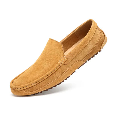 Mocassins elegantes para homens fabricados em camurça autêntica