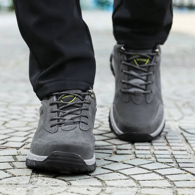 Bota de montaña impermeable trabajo y trekking gris