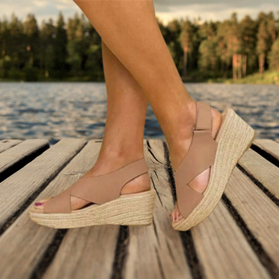 Sandálias de moda que seguram os pés