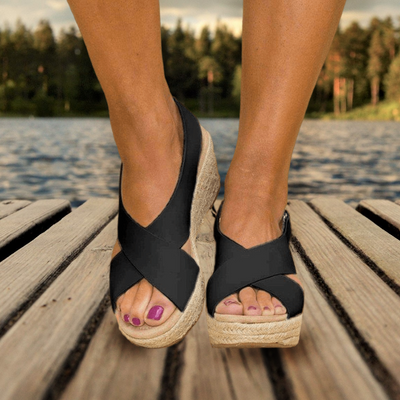 Sandálias de moda que seguram os pés