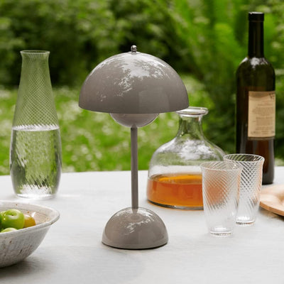 Candeeiro de mesa LED com luz quente e carregamento USB-C