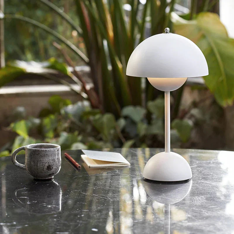 Candeeiro de mesa LED com luz quente e carregamento USB-C