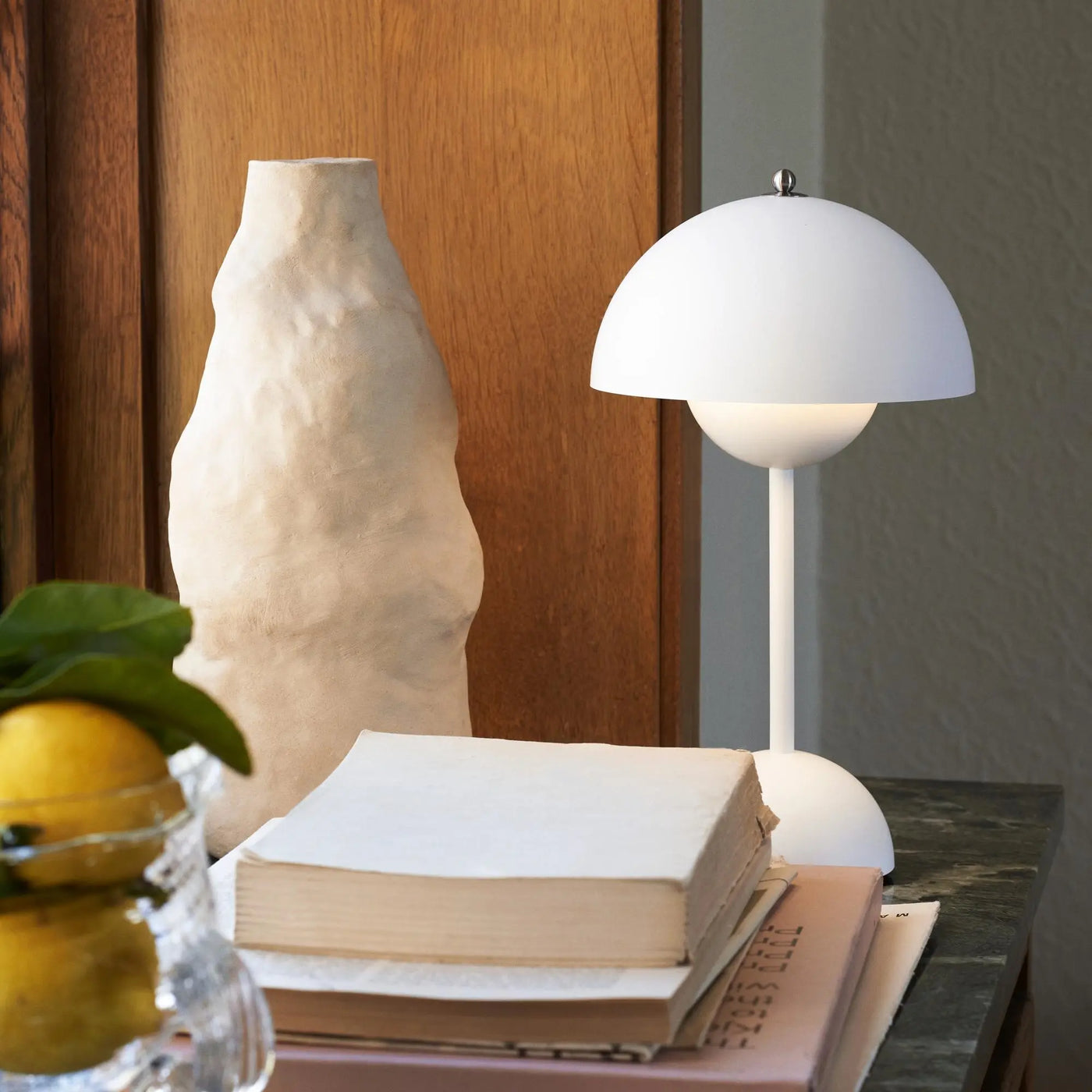Candeeiro de mesa LED com luz quente e carregamento USB-C