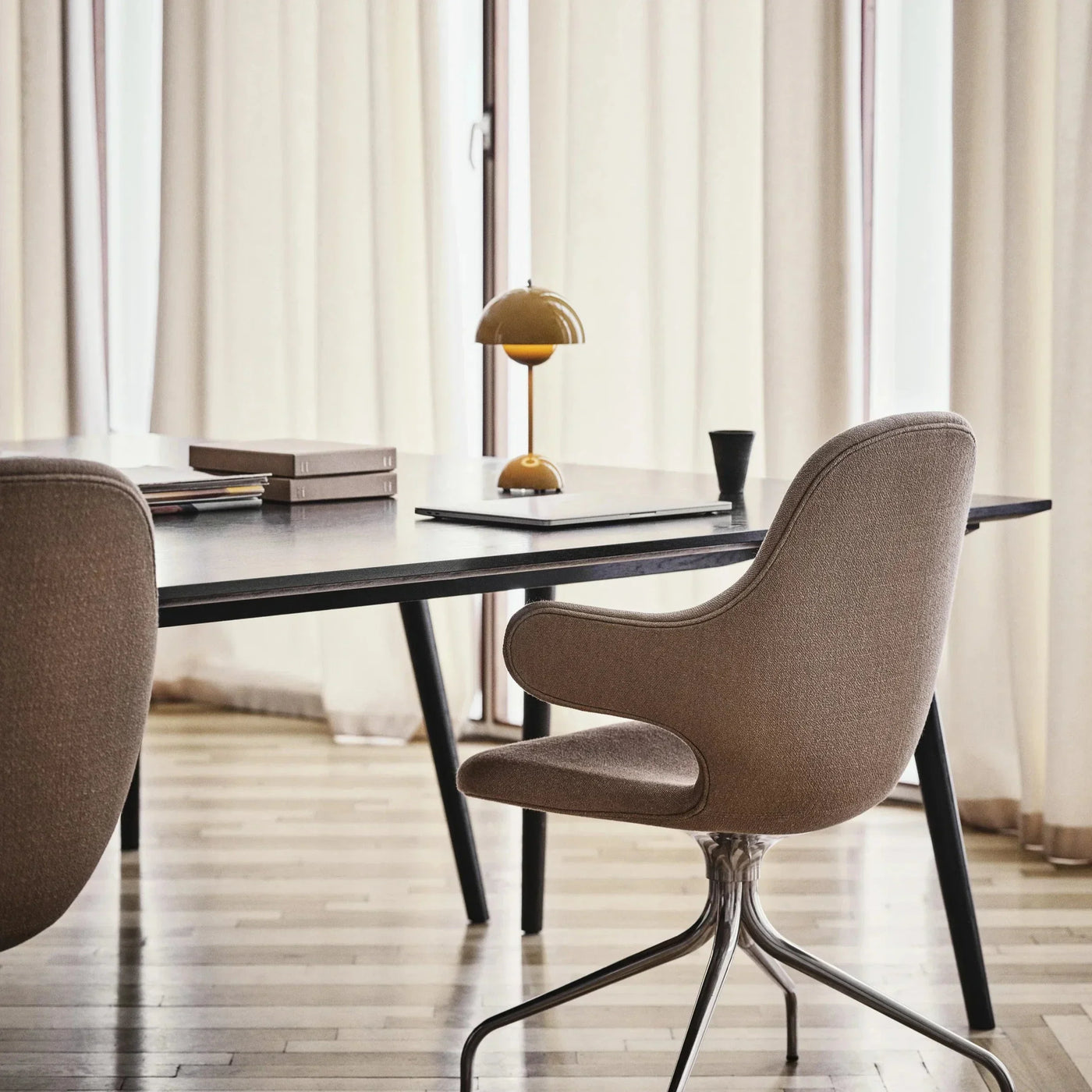 Candeeiro de mesa LED com luz quente e carregamento USB-C