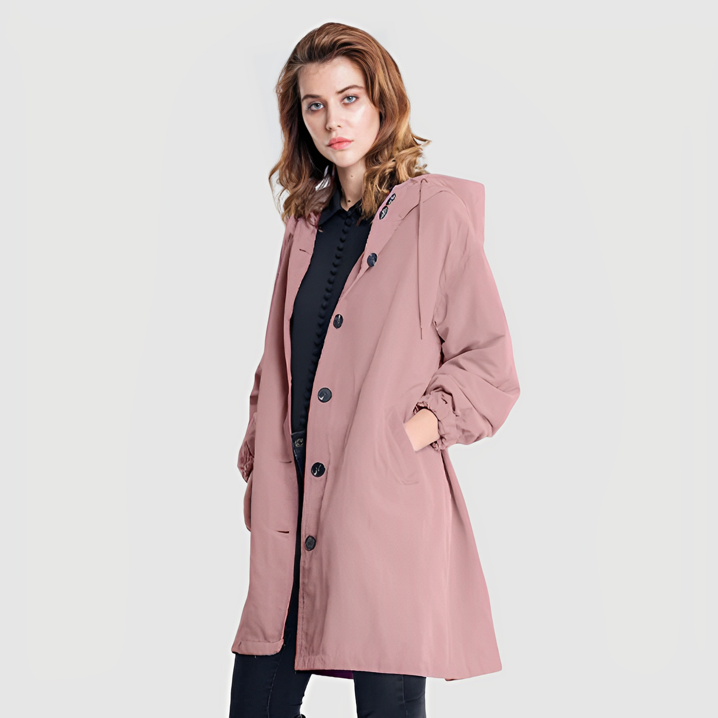 Chaquetón impermeável clássico com capuz feminino
