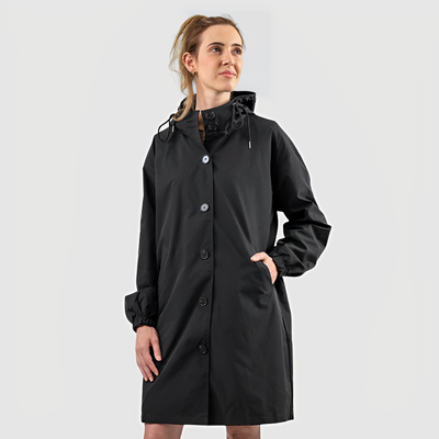 Chaquetón impermeável clássico com capuz feminino