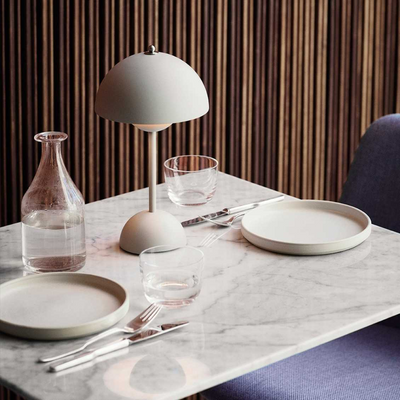 Candeeiro de mesa LED com luz quente e carregamento USB-C