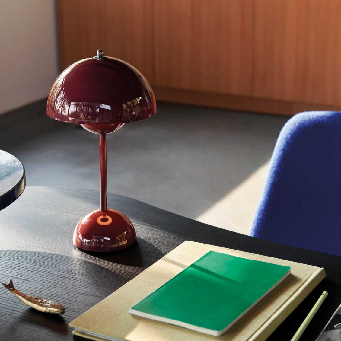 Candeeiro de mesa LED com luz quente e carregamento USB-C