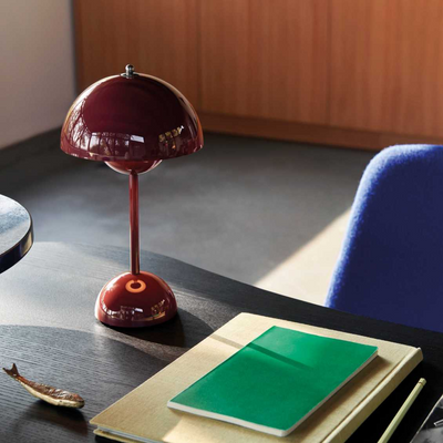 Candeeiro de mesa LED com luz quente e carregamento USB-C