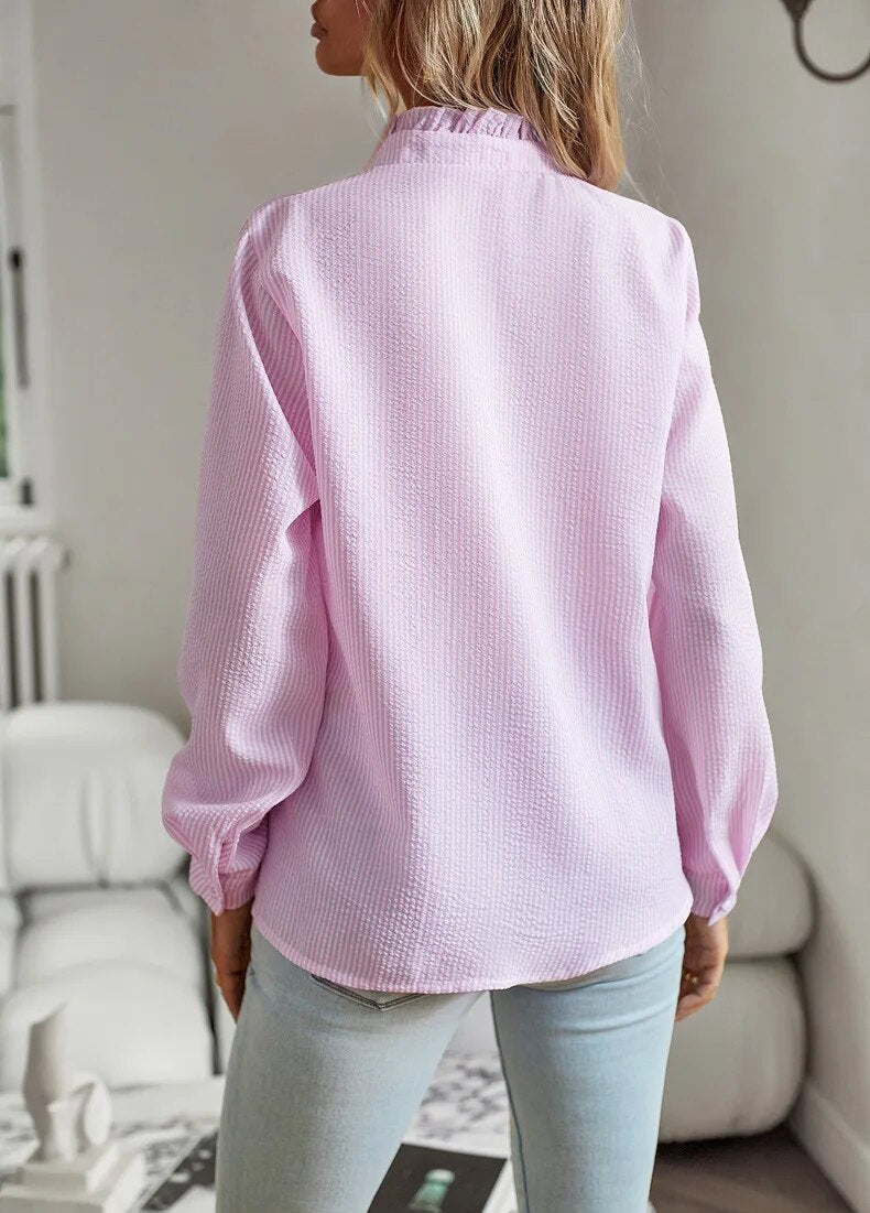 Blusa de mulher elegante e suspensa com pescoço alto