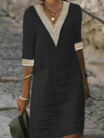 Vestido de linho elegante com decote em V e ornamentos de renda