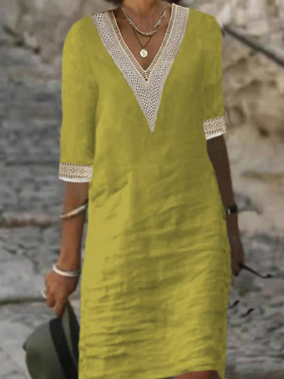 Vestido de linho elegante com decote em V e ornamentos de renda