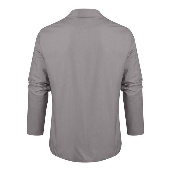 Homem casual com uma jaqueta de retalho