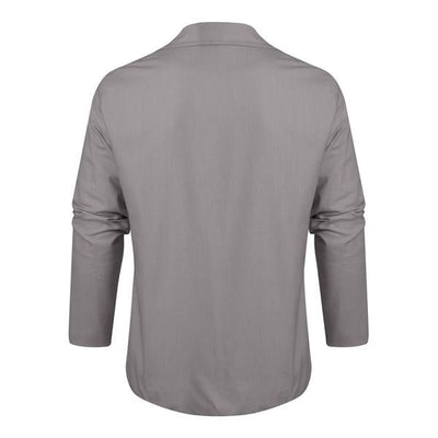 Homem casual com uma jaqueta de retalho