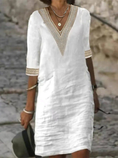 Vestido de linho elegante com decote em V e ornamentos de renda