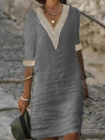 Vestido de linho elegante com decote em V e ornamentos de renda
