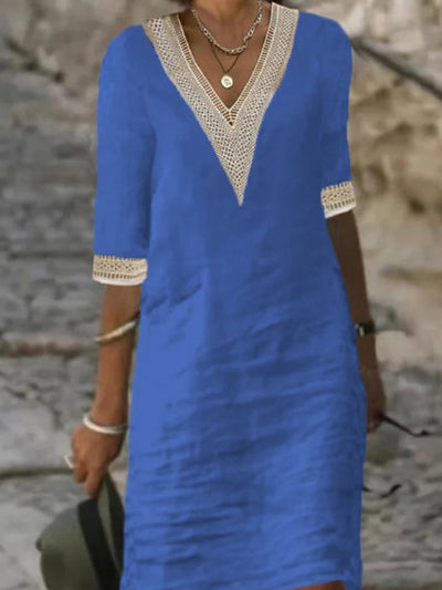 Vestido de linho elegante com decote em V e ornamentos de renda