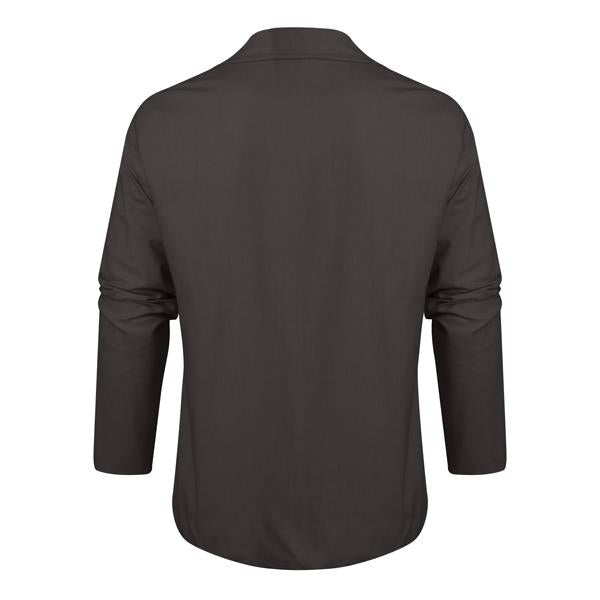 Homem casual com uma jaqueta de retalho