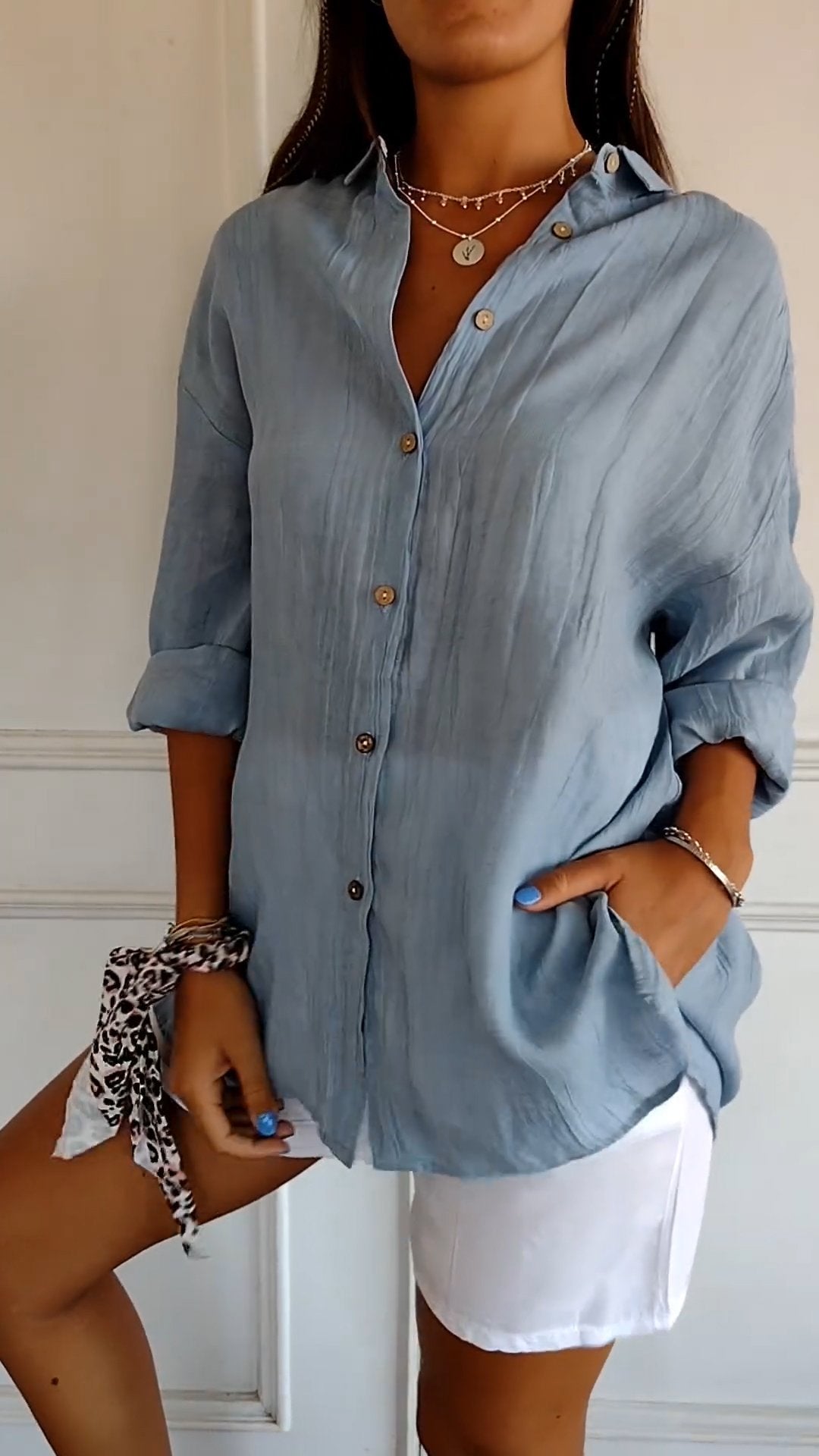 Camisa leve com o fechamento dos botões