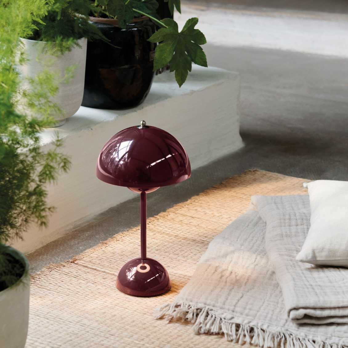 Candeeiro de mesa LED com luz quente e carregamento USB-C