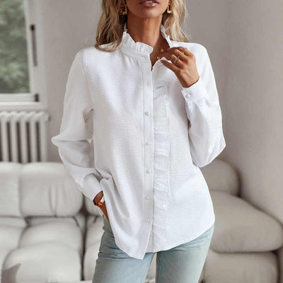 Blusa de mulher elegante e suspensa com pescoço alto