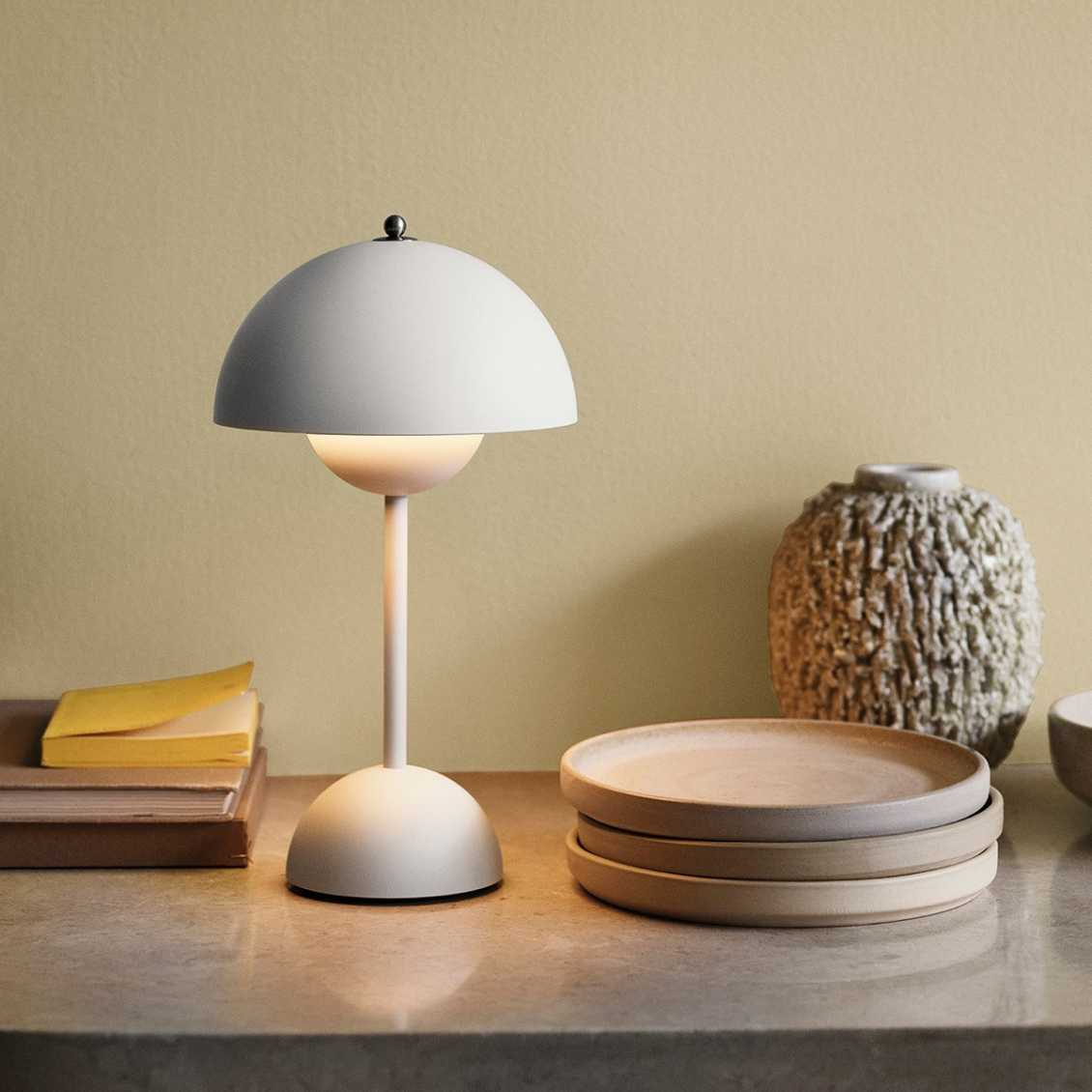Candeeiro de mesa LED com luz quente e carregamento USB-C