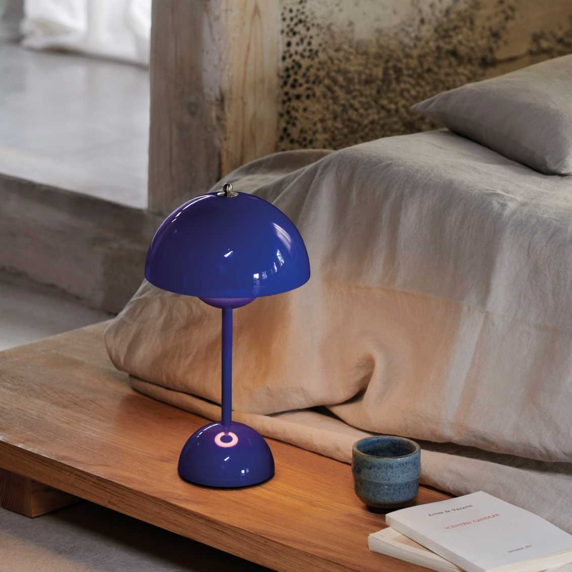 Candeeiro de mesa LED com luz quente e carregamento USB-C